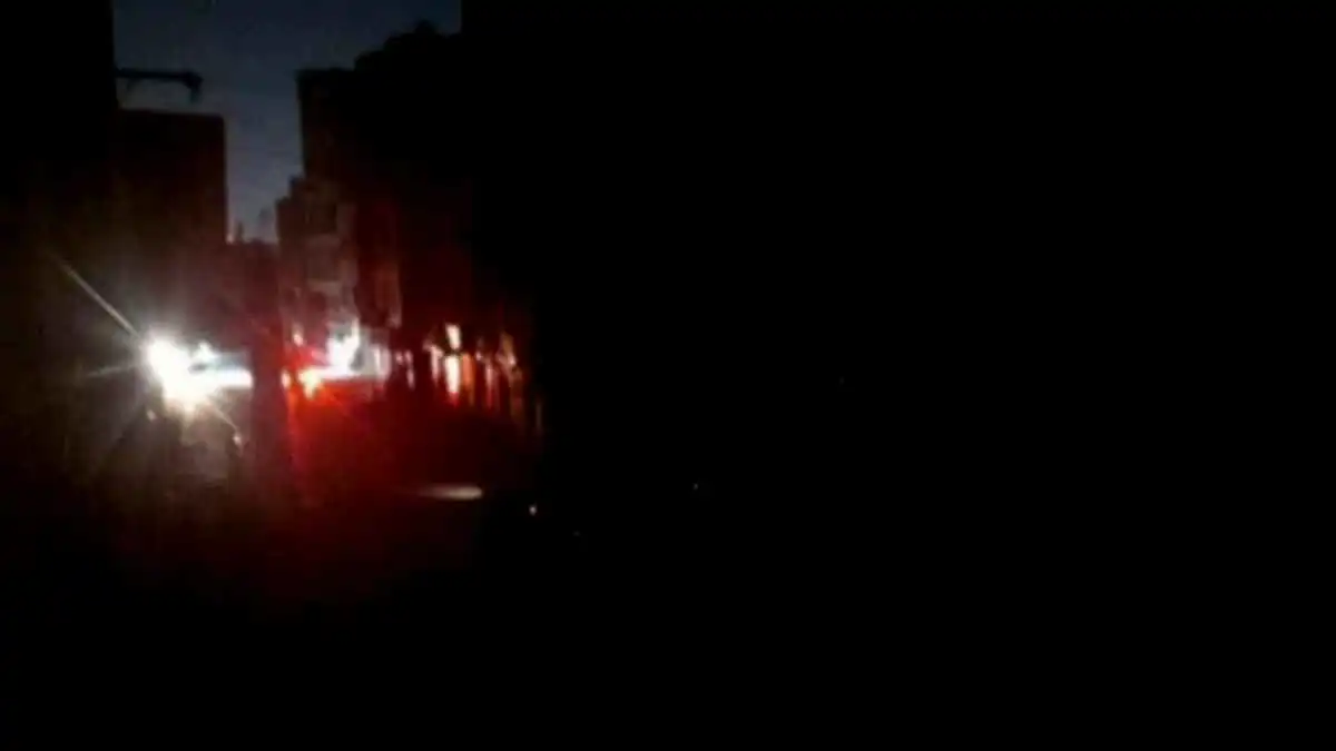 انفجار ضخم وانقطاع للكهرباء في "بندر عباس" جنوب إيران