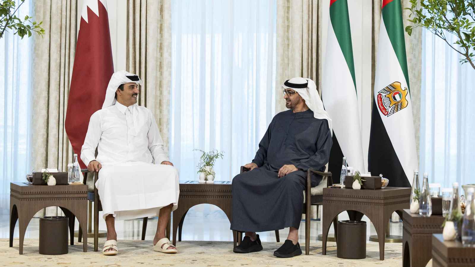 رئيس الإمارات وأمير قطر يبحثان في أبوظبي العلاقات الثنائية