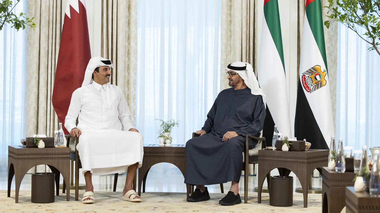 رئيس الإمارات وأمير قطر يبحثان في أبوظبي العلاقات الثنائية