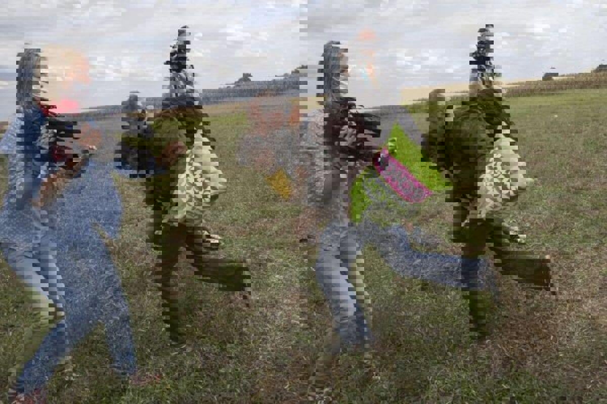 طرد صحفية هنغارية ركلت لاجئين بينهم أطفال