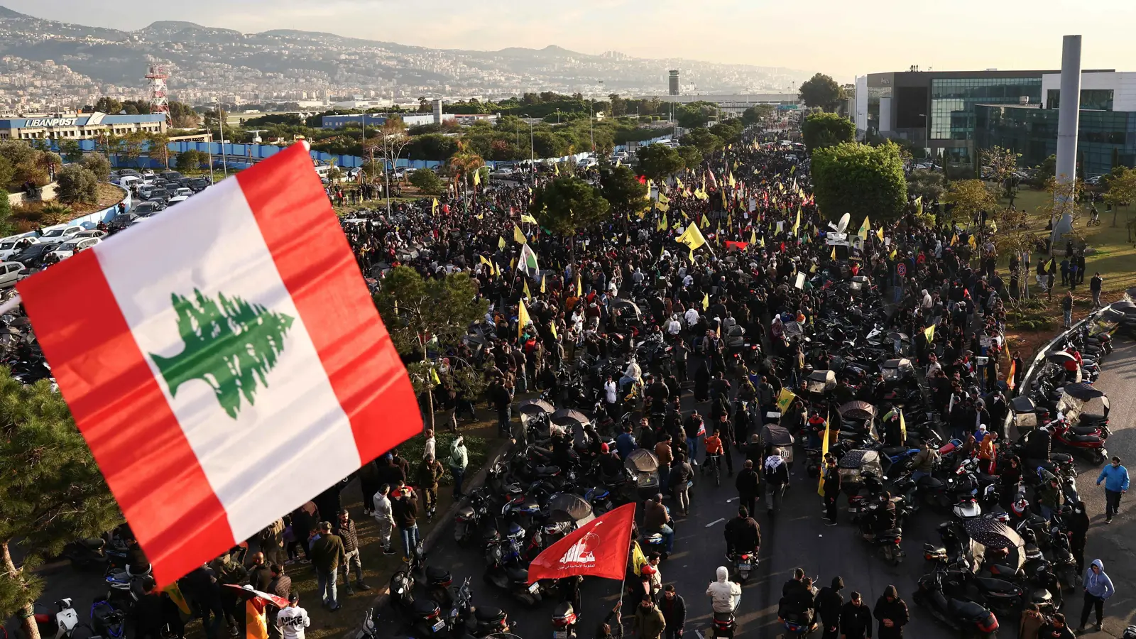 خبراء: "حزب الله" يتصرف وكأنه يتمتع بكامل قوته السياسية والعسكرية