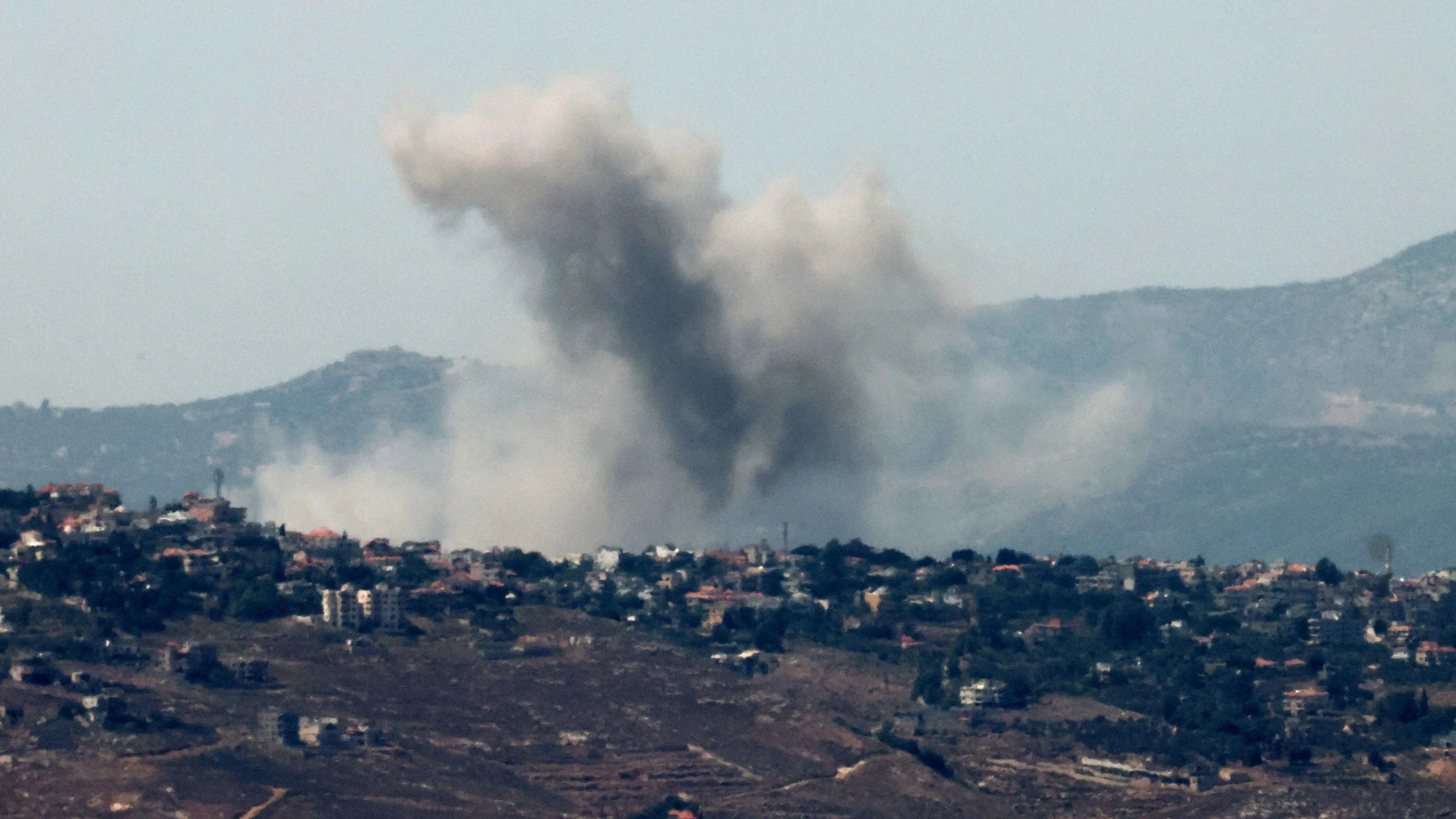 صحيفة: "حزب الله" يشترط إنهاء القتال في غزة لوقف التصعيد