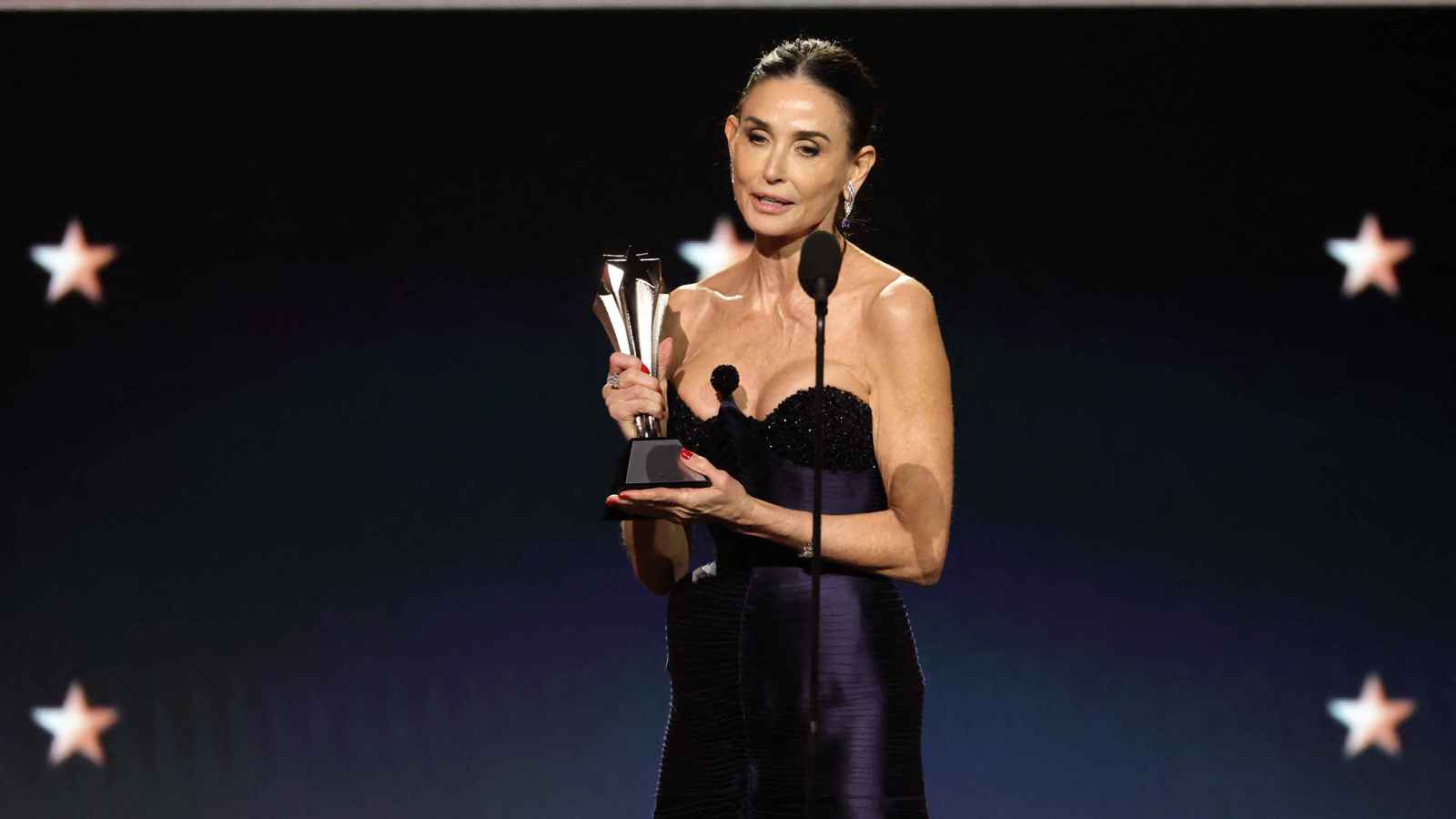 ديمي مور تحصد جائزة النقاد "كريتيكس تشويس"