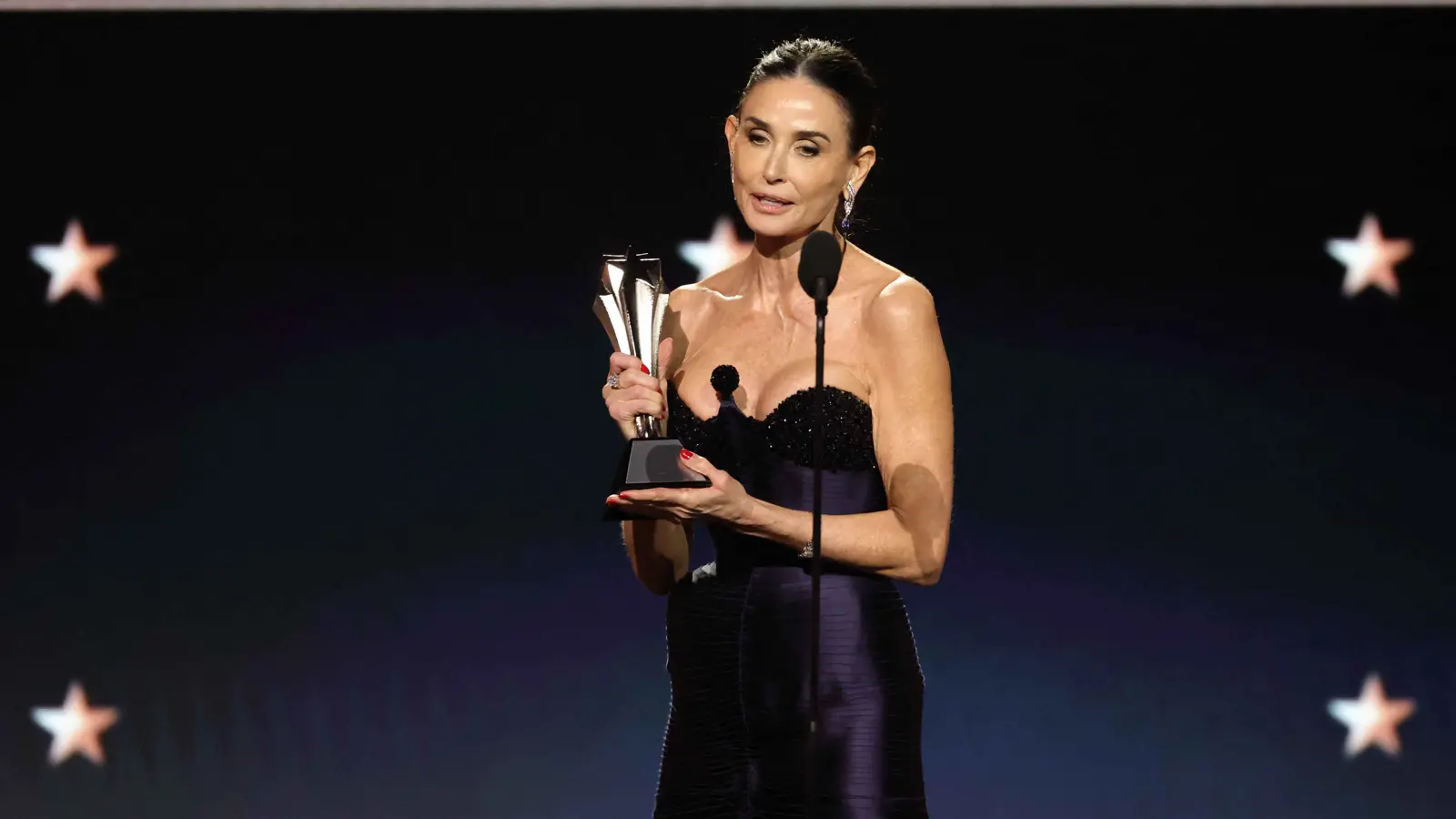 ديمي مور تحصد جائزة النقاد "كريتيكس تشويس"