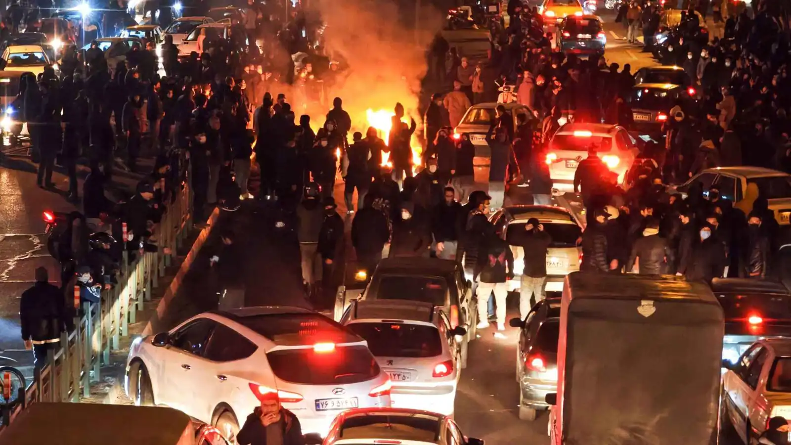 إيران.. رئيس السلطة القضائية يتوعّد المحرّضين على الاحتجاجات