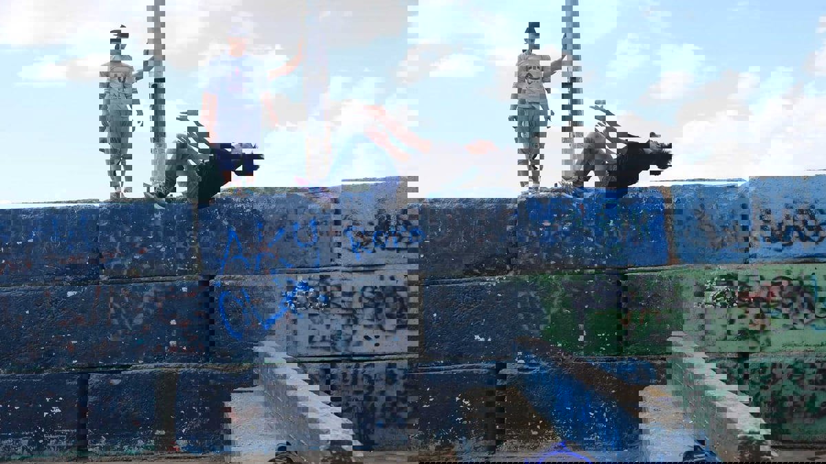 ركام وجدران مهجورة في غزة.. ملاذ الشباب لممارسة "الباركور"