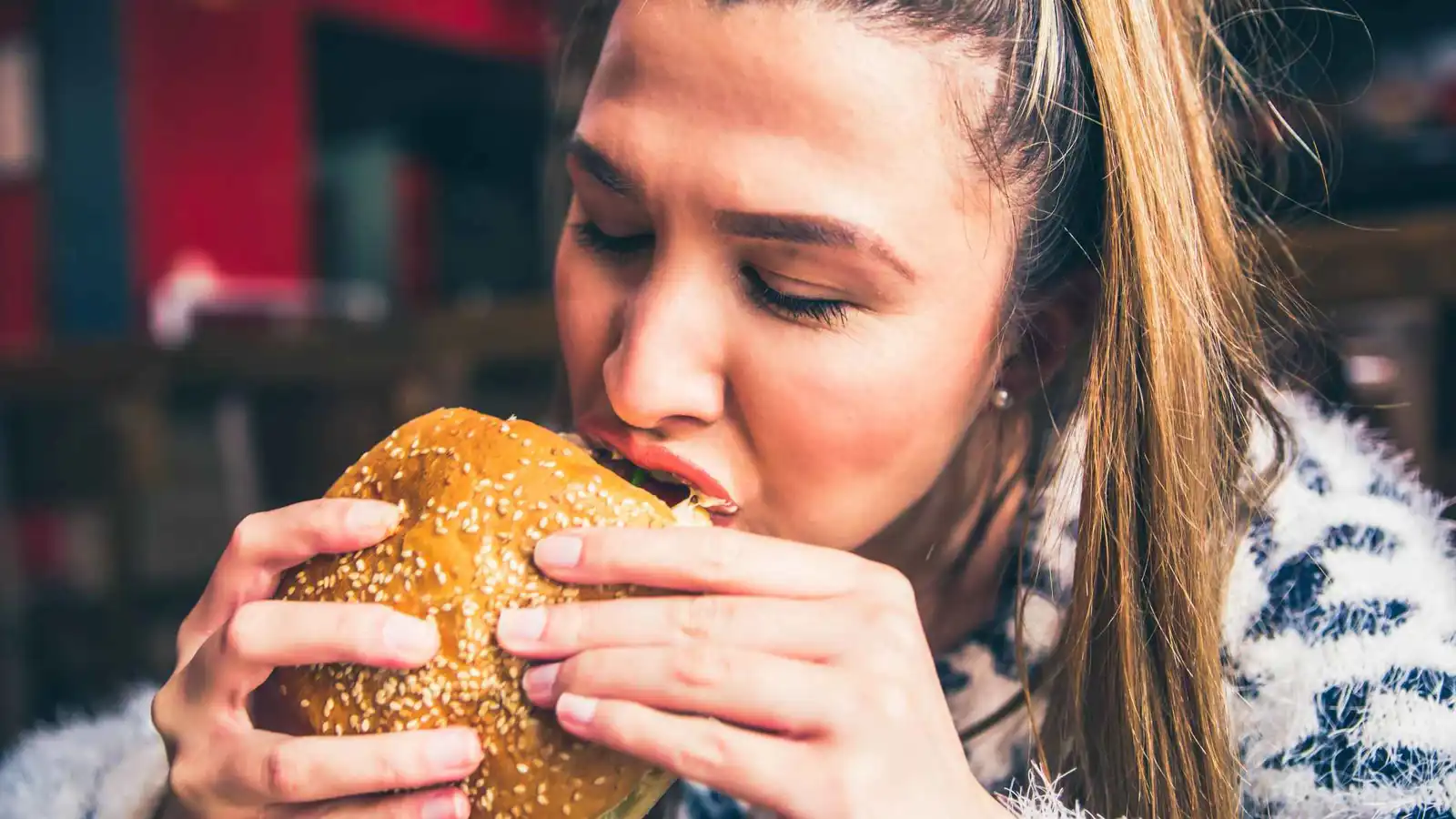 الجوع أم التوتر أم العادة.. ما الذي يتحكم حقًا في شهيتك؟