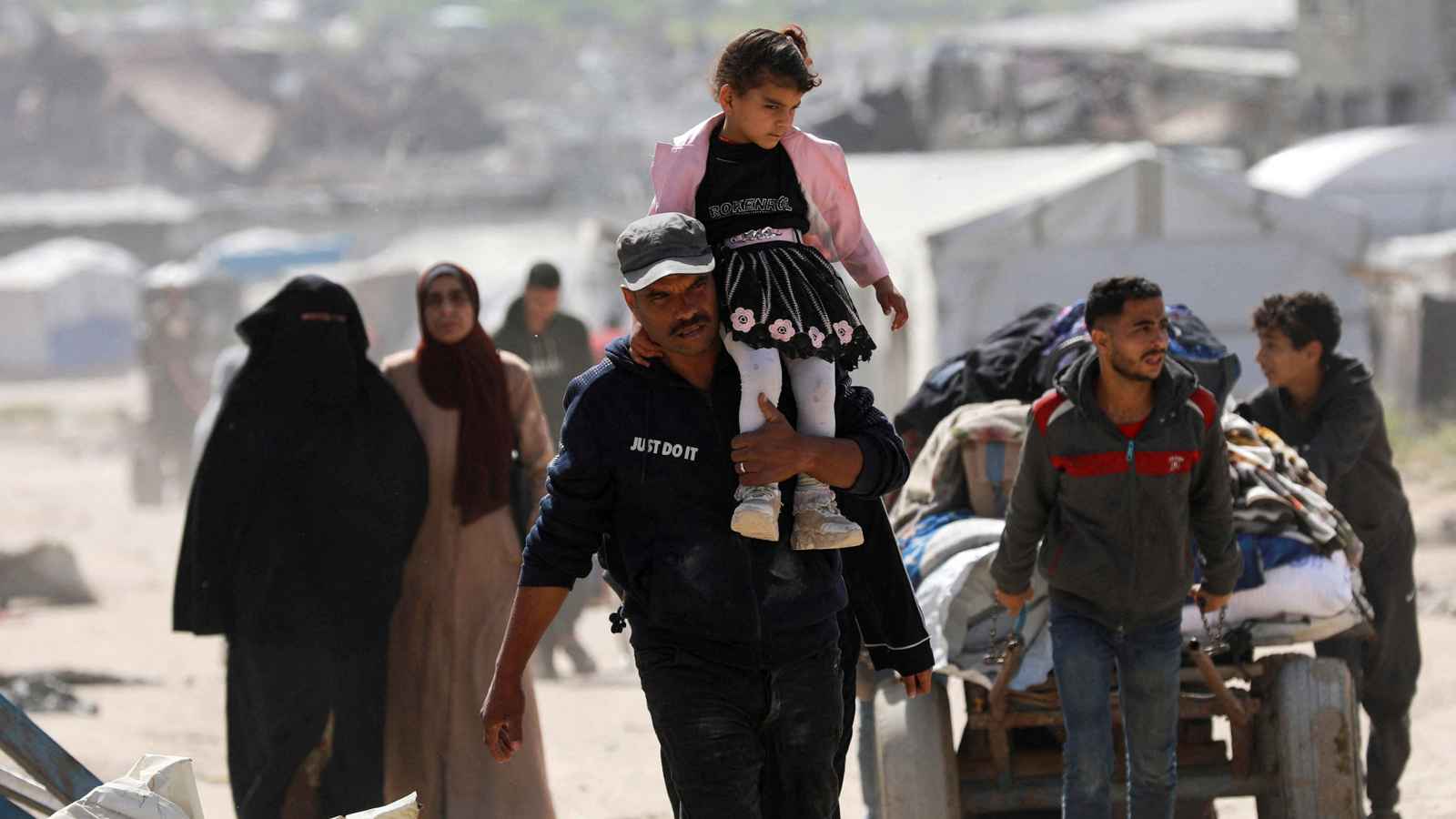 إسرائيل تكثف غاراتها على غزة وتوجه "إنذارا أخيرا" للفلسطينيين