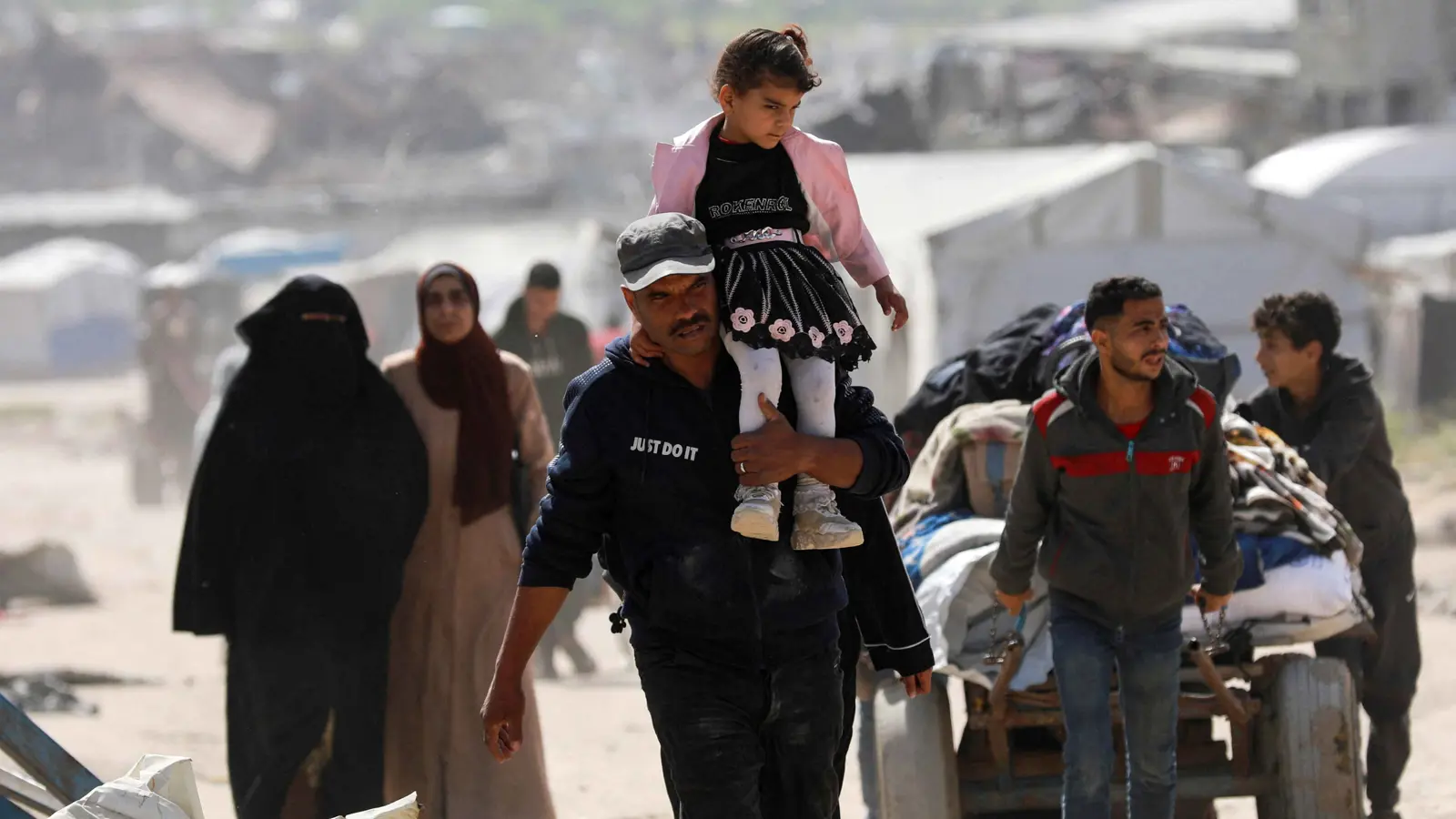 إسرائيل تكثف غاراتها على غزة وتوجه "إنذارا أخيرا" للفلسطينيين