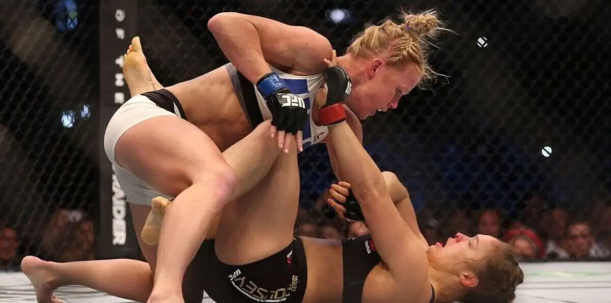 هكذا واجهت روندا روزي شائعات اعتزالها (صور)