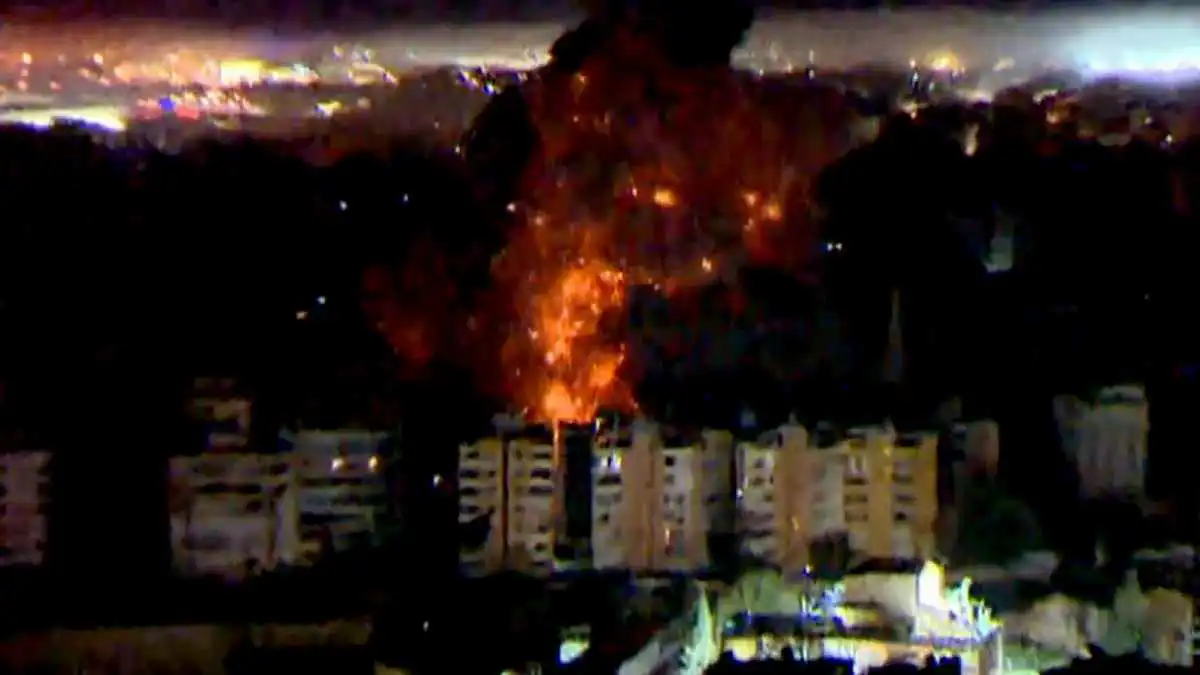 إسرائيل تطلق موجة غارات متزامنة على طهران وبيروت (فيديو)