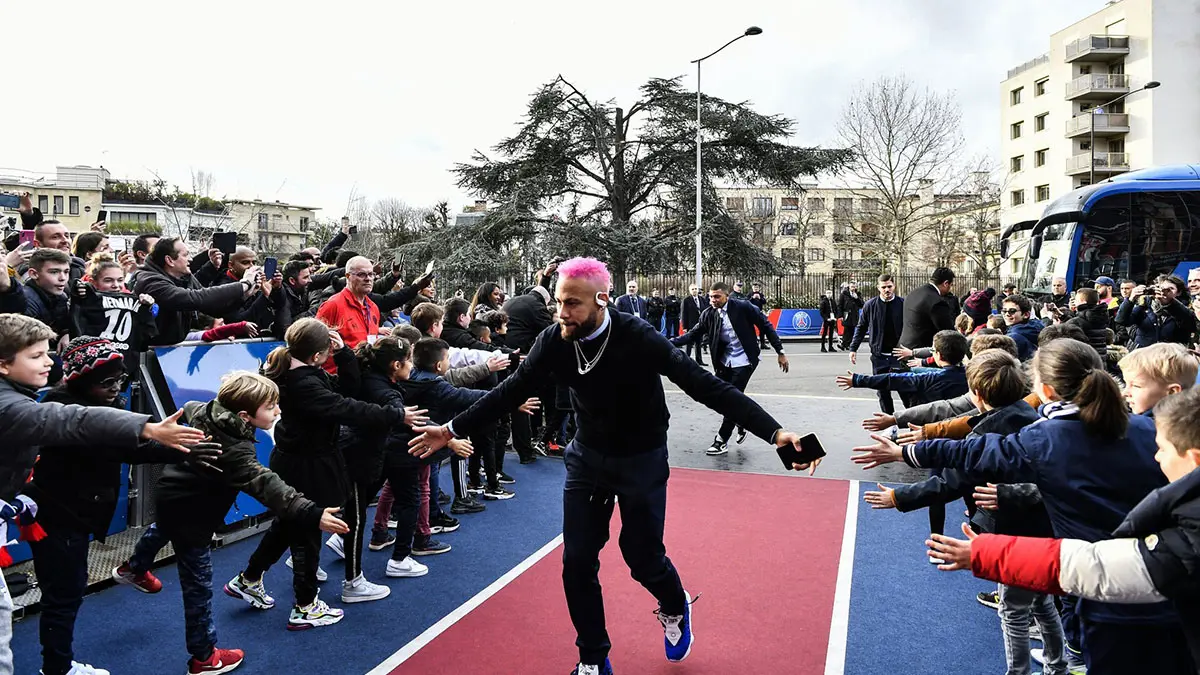 نيمار يظهر بـ"نيولوك" غريب قبل مباراة باريس سان جيرمان ضد مونبيلييه في الدوري الفرنسي (فيديو)