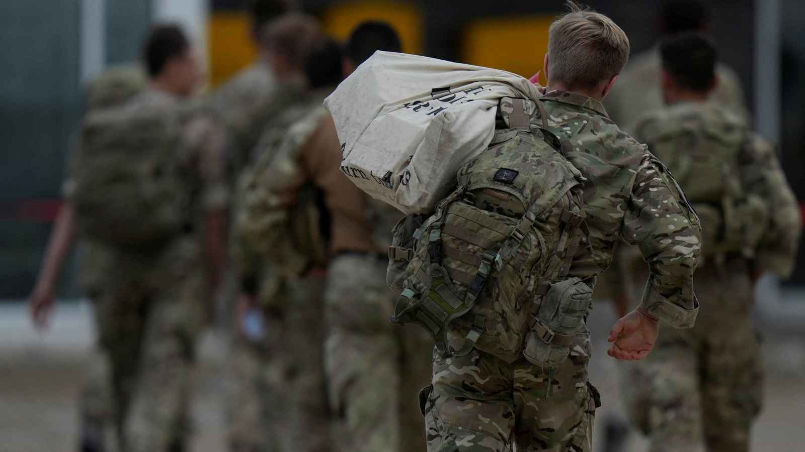 فضيحة أمنية.. وثائق عسكرية حساسة بين أكوام نفايات في بريطانيا (صور)