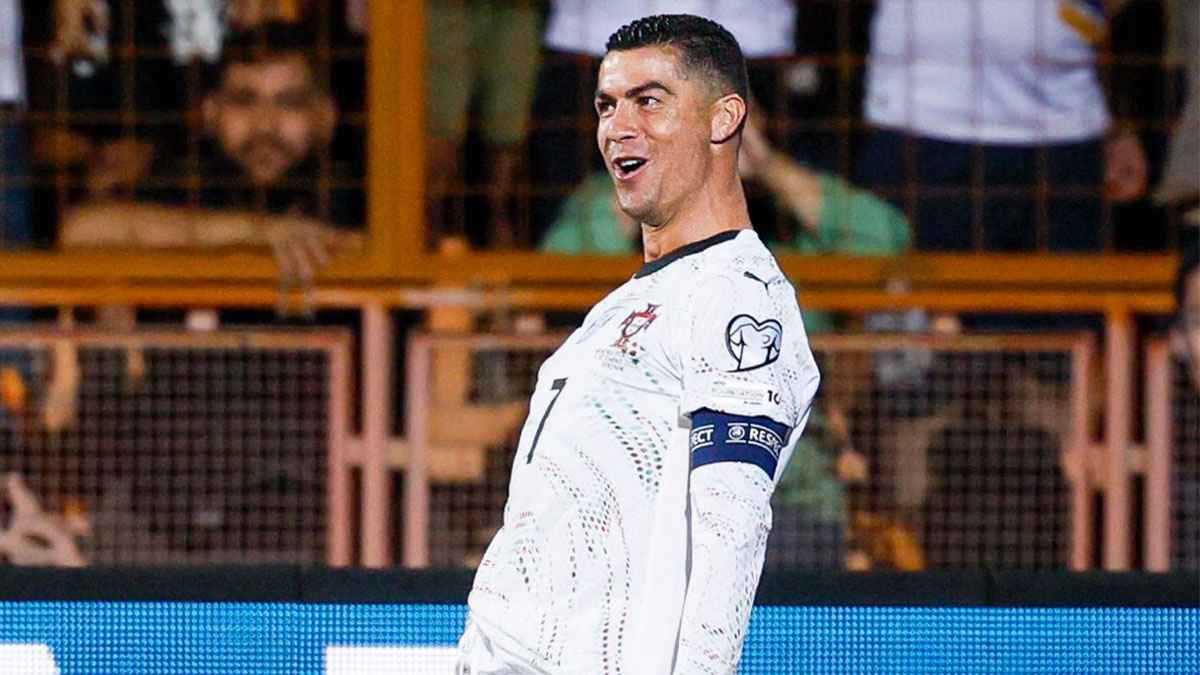 أولهم محمد صلاح وكريستيانو رونالدو.. 5 نجوم ينتظرون التوقف الدولي بفارغ الصبر