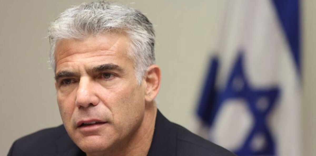 لماذا يحاول "الليكود" توريط رئيس حزب "هناك مستقبل" المعارض في قضايا فساد نتنياهو؟