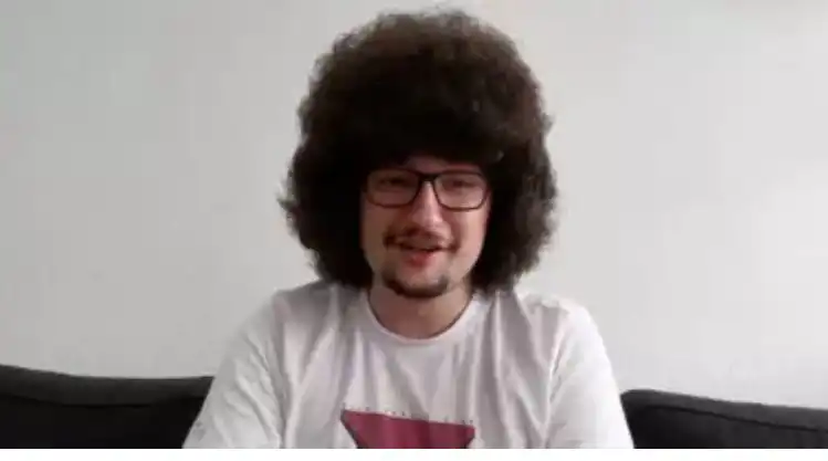 مشجع مانشستر يونايتد الذي تحدى بعدم قص شعره