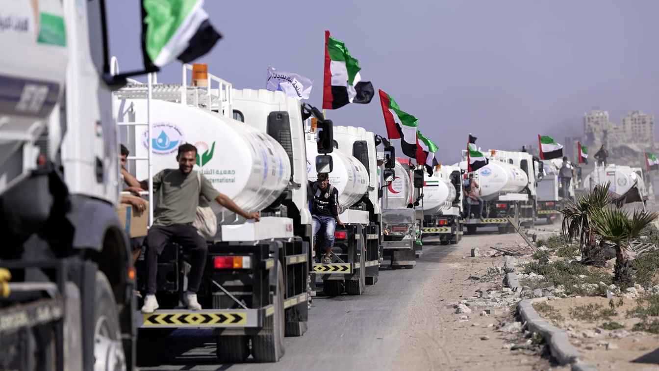 الإمارات تُسيّر أكبر قافلة صهاريج مياه إلى شمال قطاع غزة (فيديو)