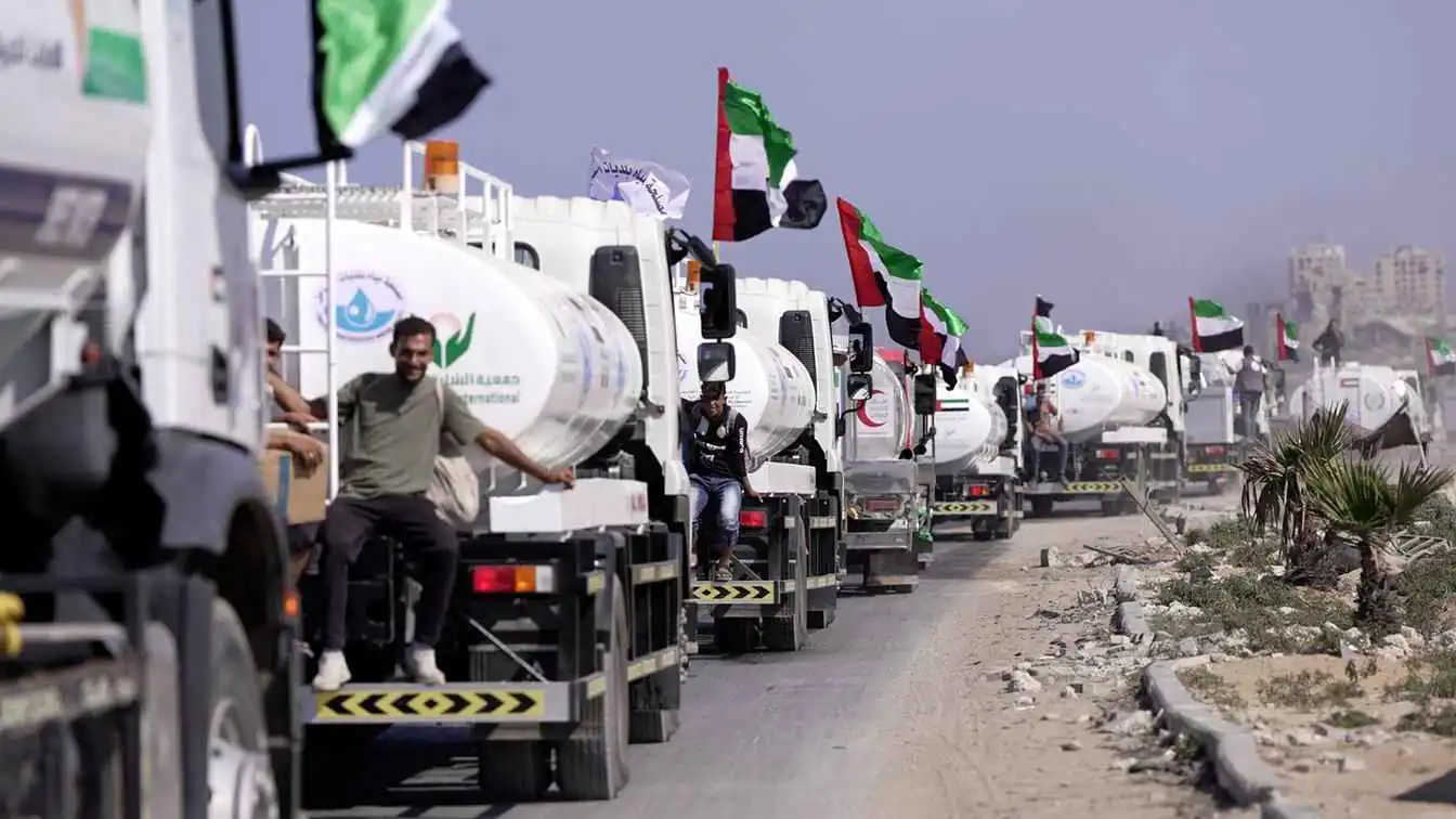الإمارات تُسيّر أكبر قافلة صهاريج مياه إلى شمال قطاع غزة (فيديو)