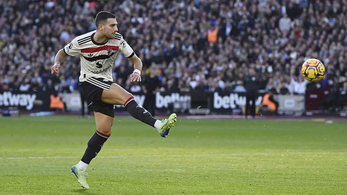 المرمى من دون حارس.. لاعب مانشستر يونايتد يهدر أسهل فرصة للتسجيل (فيديو)