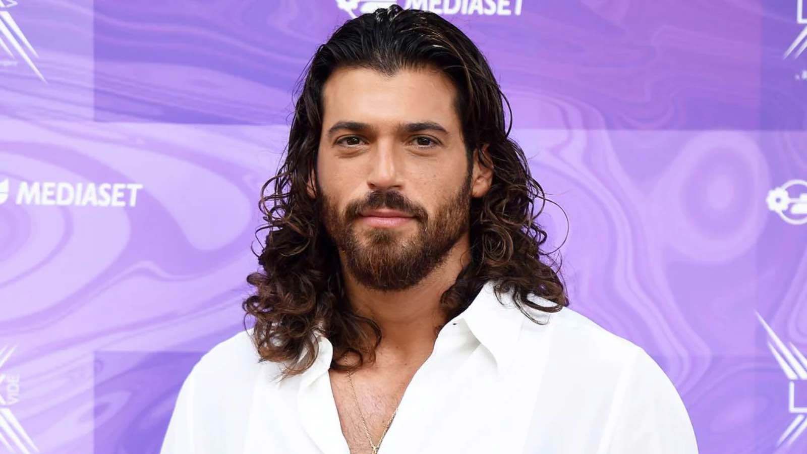 بعد "مستر بيست".. ممثل تركي شهير يزور أهرامات الجيزة (صور)