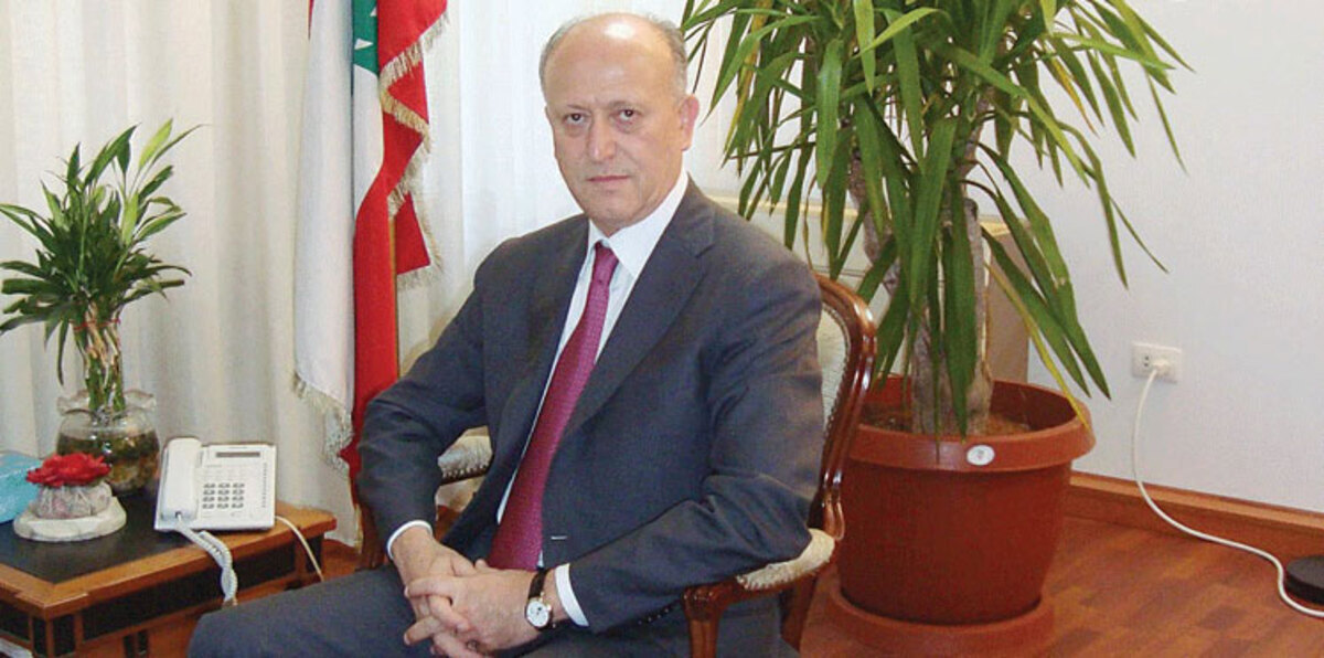 أشرف ريفي يستقيل احتجاجا على سياسات حزب الله