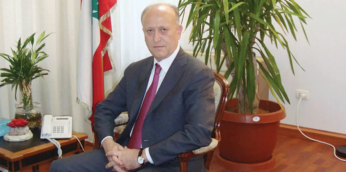 أشرف ريفي يستقيل احتجاجا على سياسات حزب الله