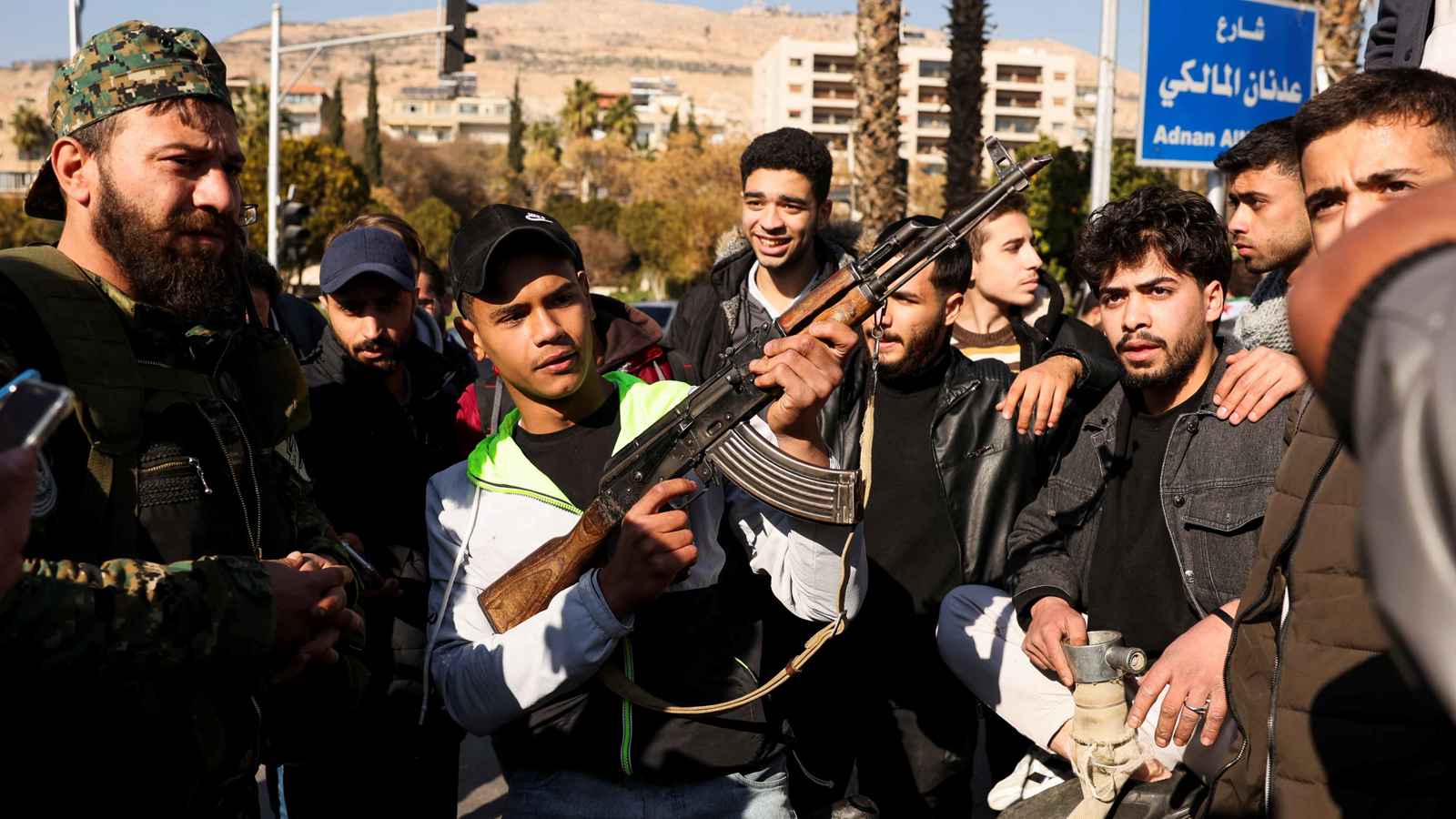 السلاح والفوضى والتقسيم.. مخاطر تهدد مستقبل سوريا بعد الأسد