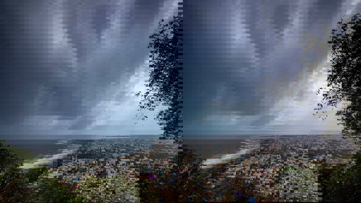 إخلاء ساحل لويزيانا مع تحول العاصفة الاستوائية "باري" الى إعصار‎