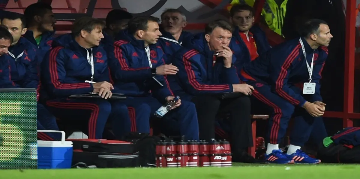 فان جال يواصل دعم لاعبي مانشستر يونايتد رغم مروره بفترة صعبة