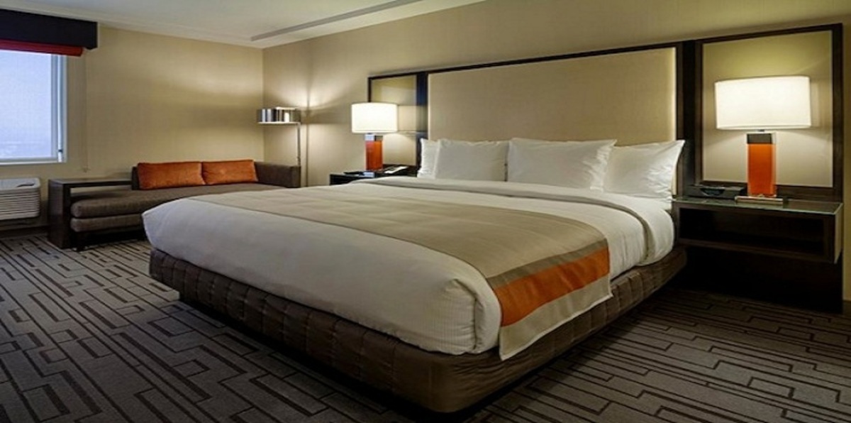 بالفيديو.. كيف يمكن التحقق من أن الفنادق تغسل أغطية الأسرّة؟