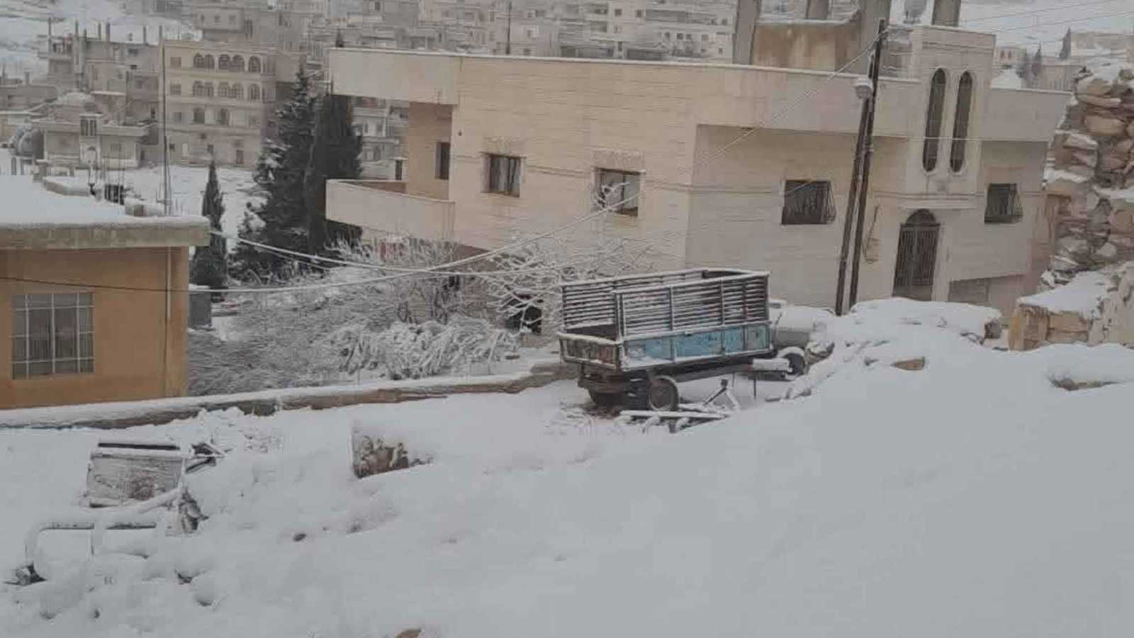 الثلوج تغطي ريف دمشق.. والأمطار الغزيرة تسبب سيولا جارفة (فيديو)