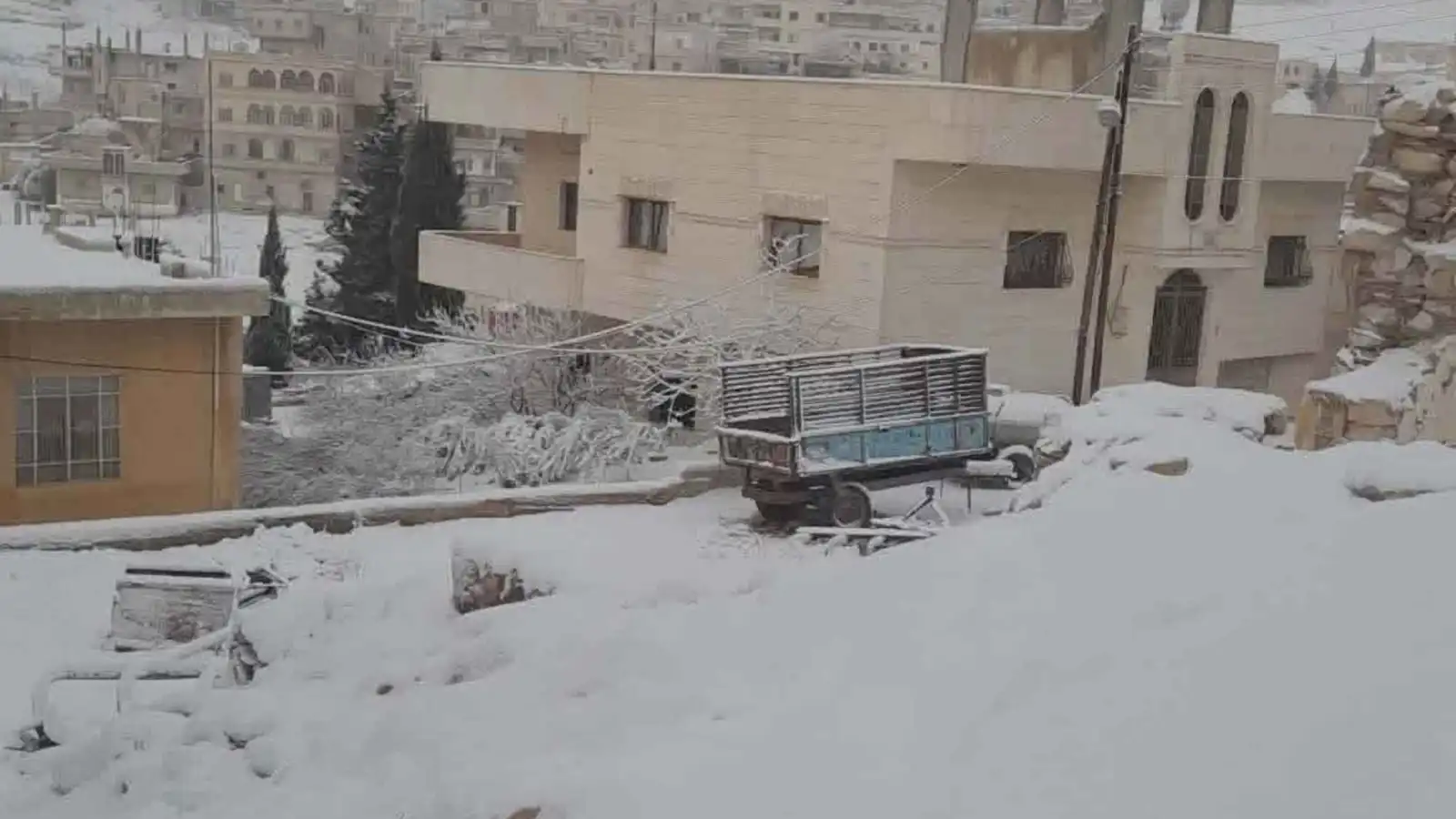 الثلوج تغطي ريف دمشق.. والأمطار الغزيرة تسبب سيولا جارفة (فيديو)