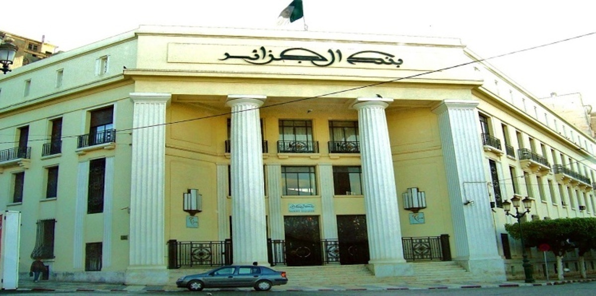 بوتفليقة يعزل مسؤولاً رفيعًا في بنك الجزائر بعد ربع قرن‎ في منصبه