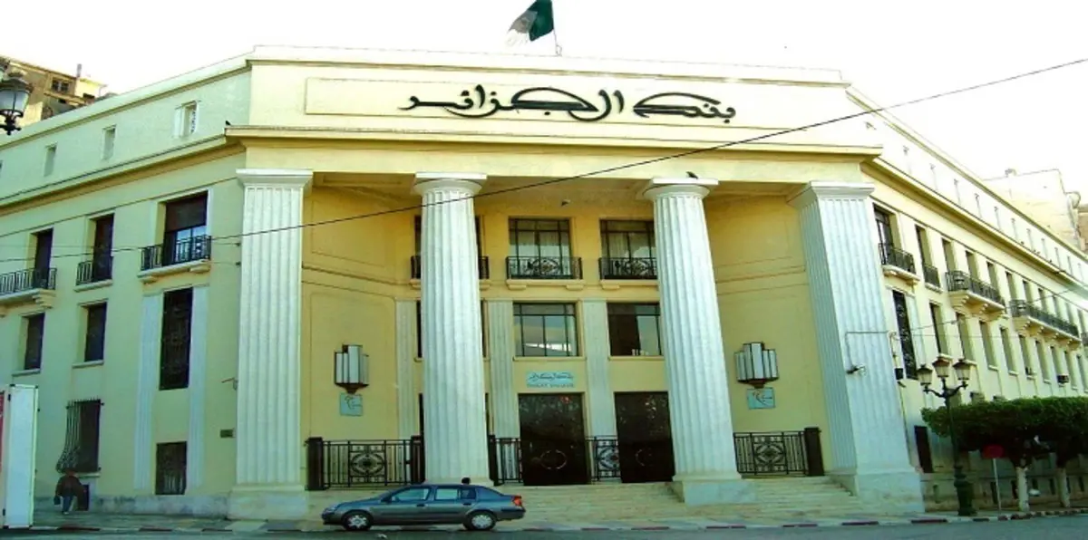 بوتفليقة يعزل مسؤولاً رفيعًا في بنك الجزائر بعد ربع قرن‎ في منصبه