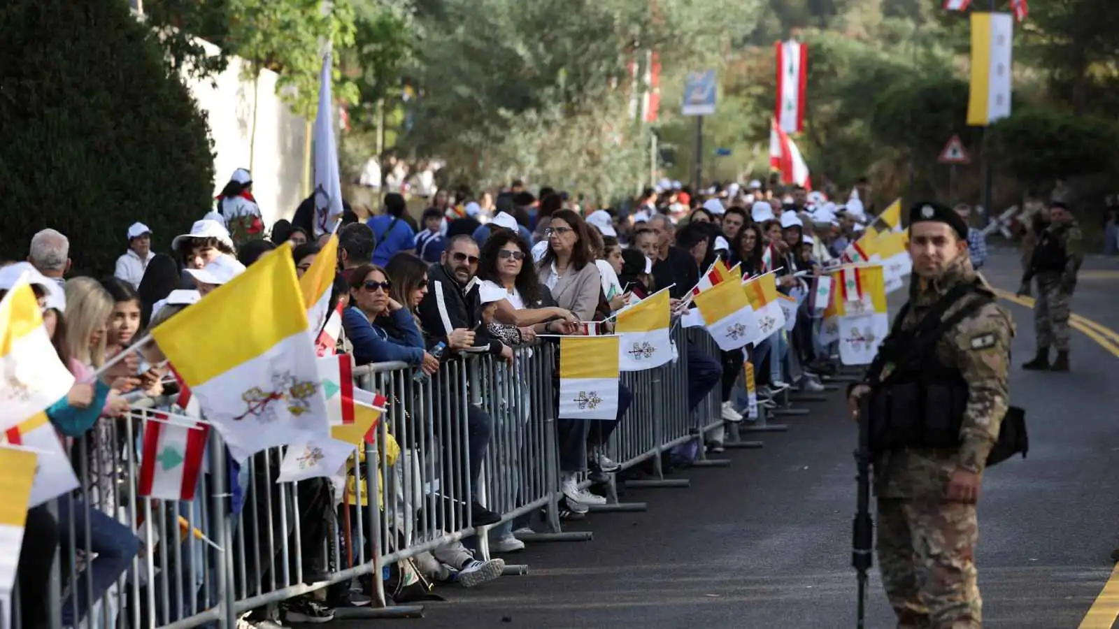 حشود من اللبنانیین فی استقبال البابا