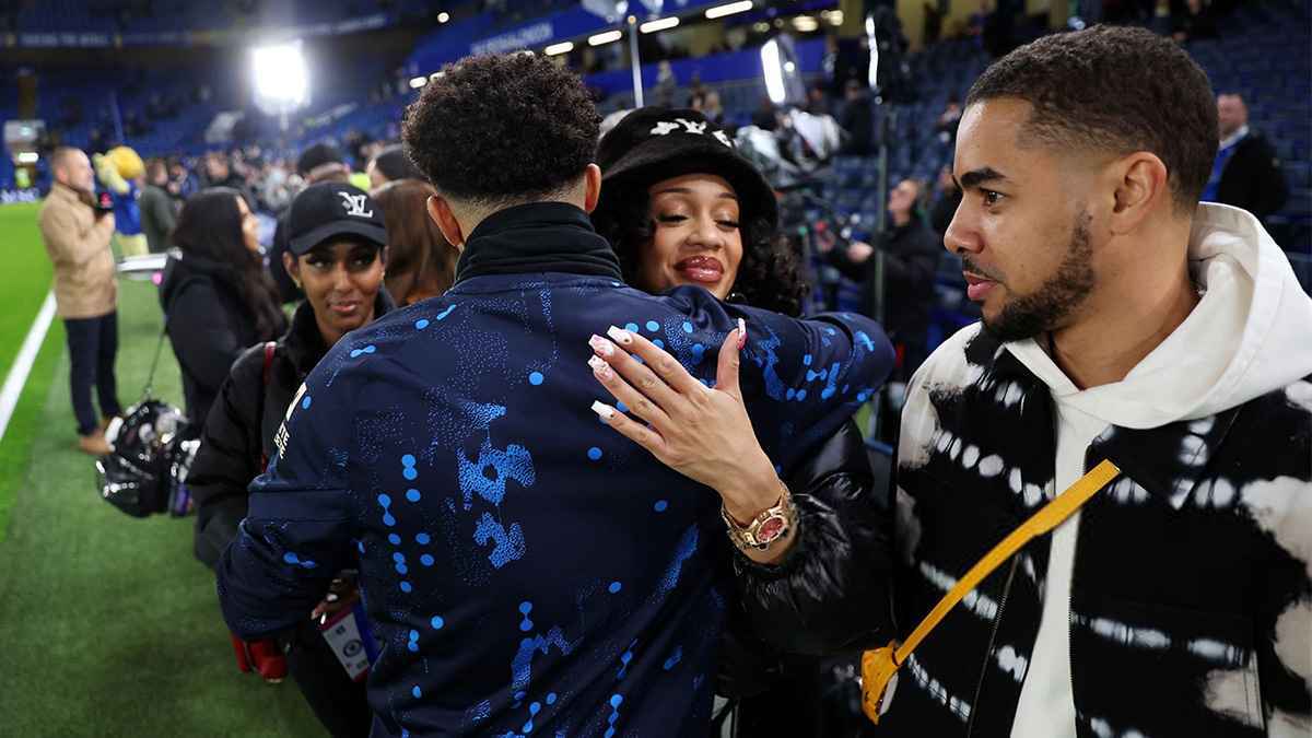 أظهرت نجمة مشهورة.. شاشة الهاتف "تفضح" نجم تشيلسي (شاهد)