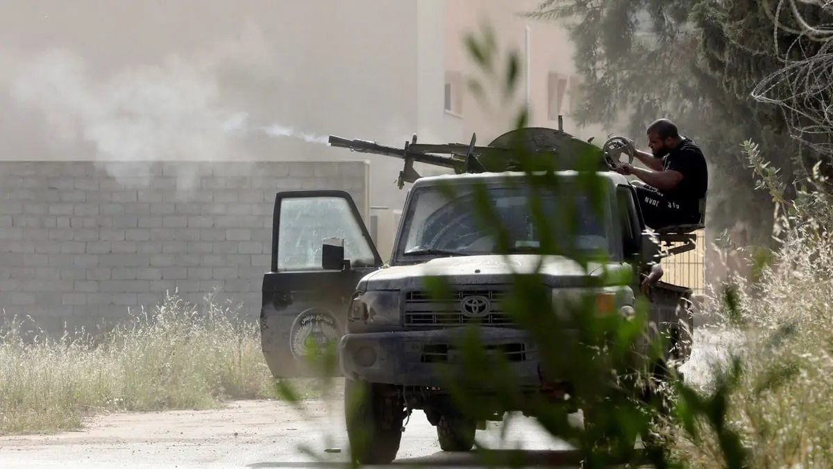 ليبيا.. 9 قتلى في اشتباكات طرابلس وتعليق رحلات مطار معيتيقة