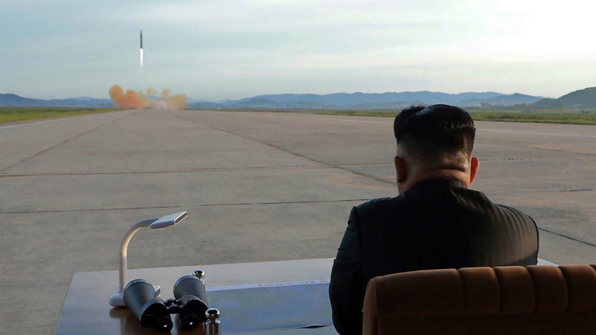 زعيم كوريا الشمالية يتابع تجربة سلاح جديد