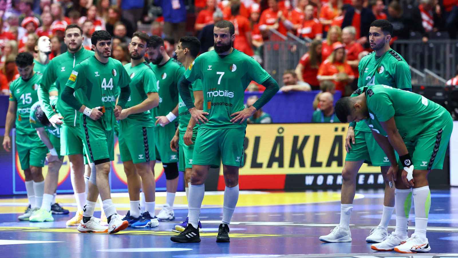 "علينا إعادة البناء".. الرئيس الجزائري ينتقد نكسة منتخب كرة اليد في المونديال