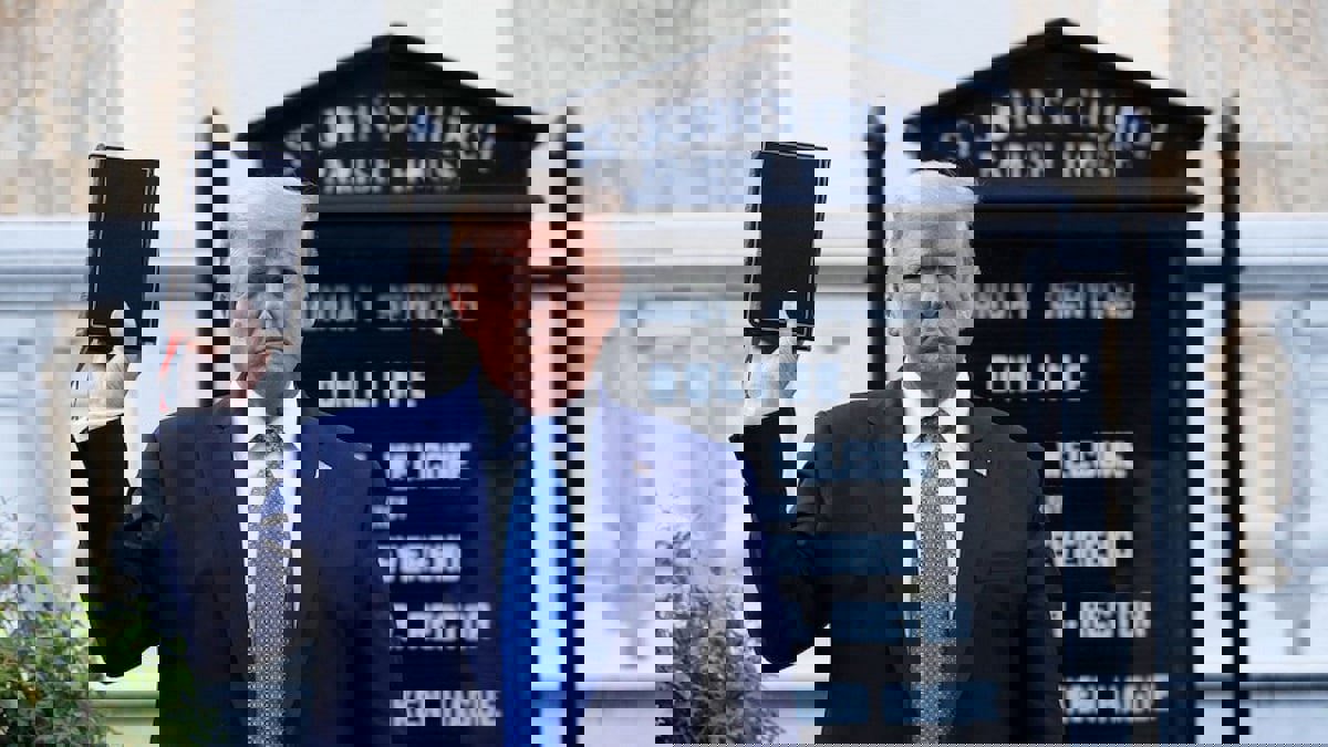 رجال دين ينتقدون ترامب بعد التقاطه صورة وهو يرفع الإنجيل أمام كنيسة‎