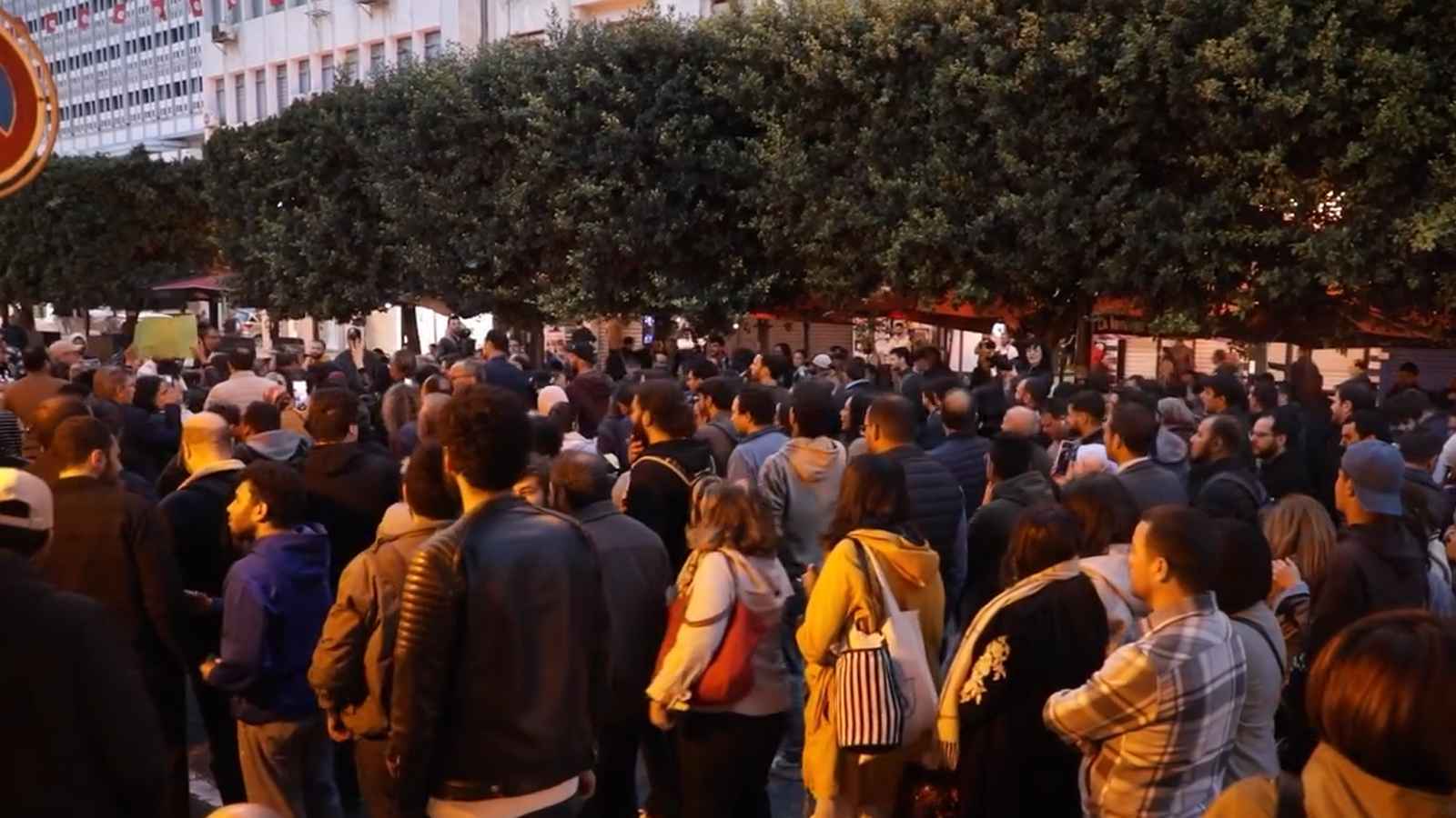 تونس.. مظاهرات واسعة تندد بإيقاف المحامي أحمد صواب (فيديو)