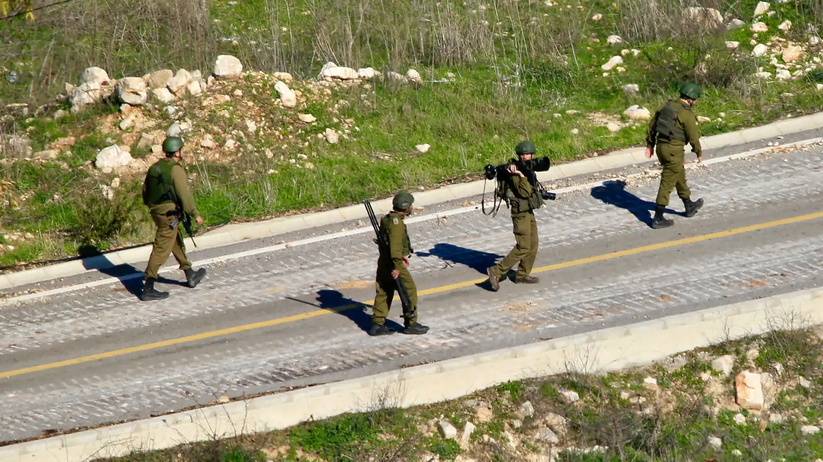 في خرق جديد.. إسرائيل تقيم حزاما أمنيا مغلقا بطول 3 كيلومترات داخل لبنان