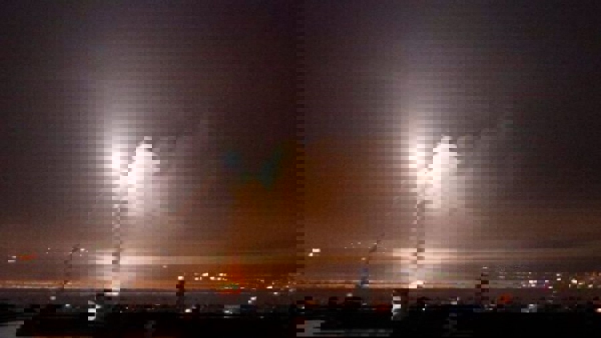 موقع عبري: إسرائيل تنقل غاراتها الجوية إلى حلب بعد انتشار القوات الإيرانية