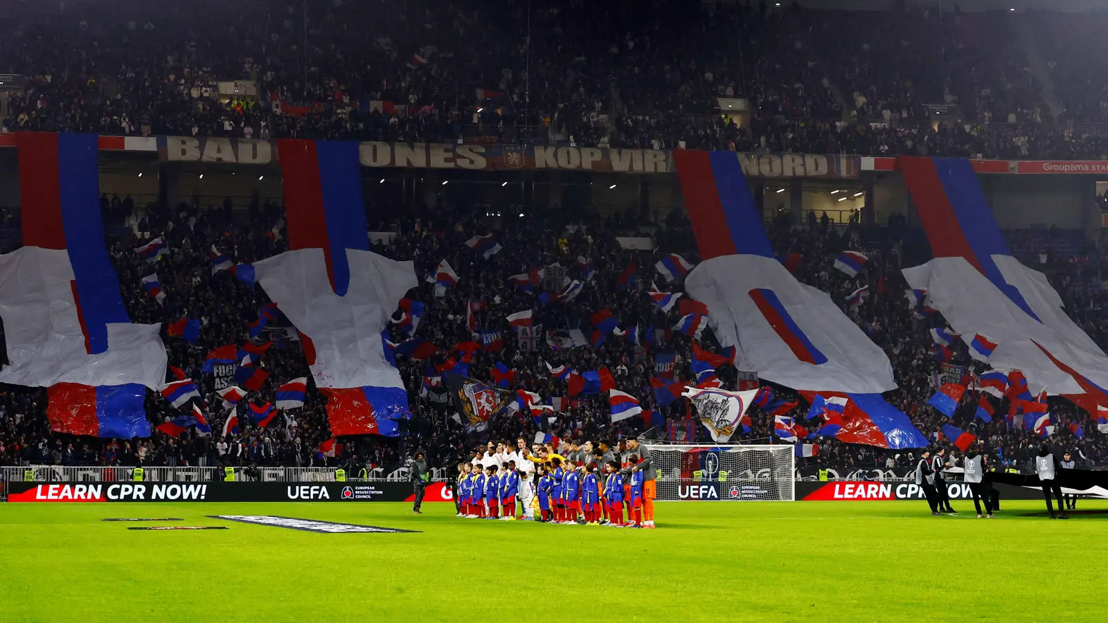 من هو الملياردير الأمريكي الذي هاجمه مشجعو ليون بعد الهبوط للدرجة 2؟ (صور)