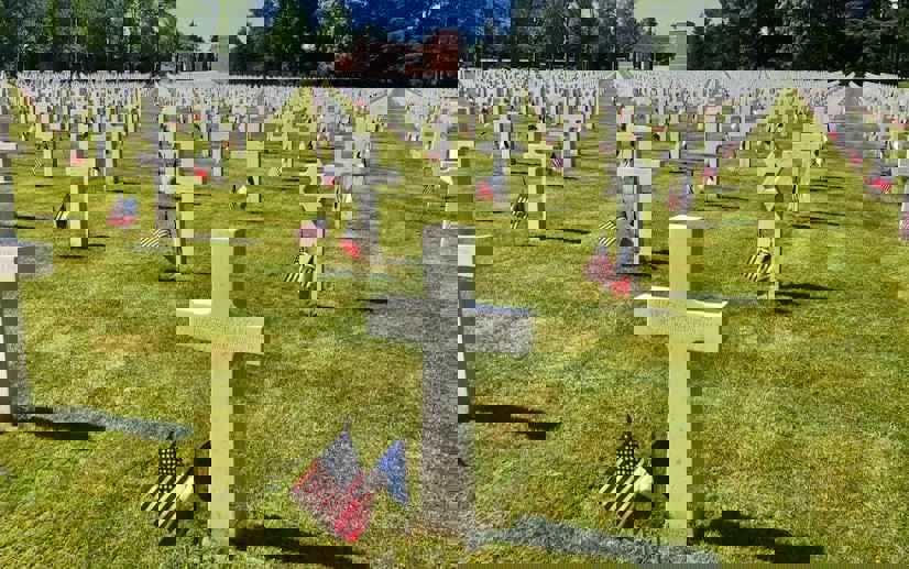 دفن جندي من الحرب العالمية الأولى بعد قرن على اكتشاف رفاته (صور)