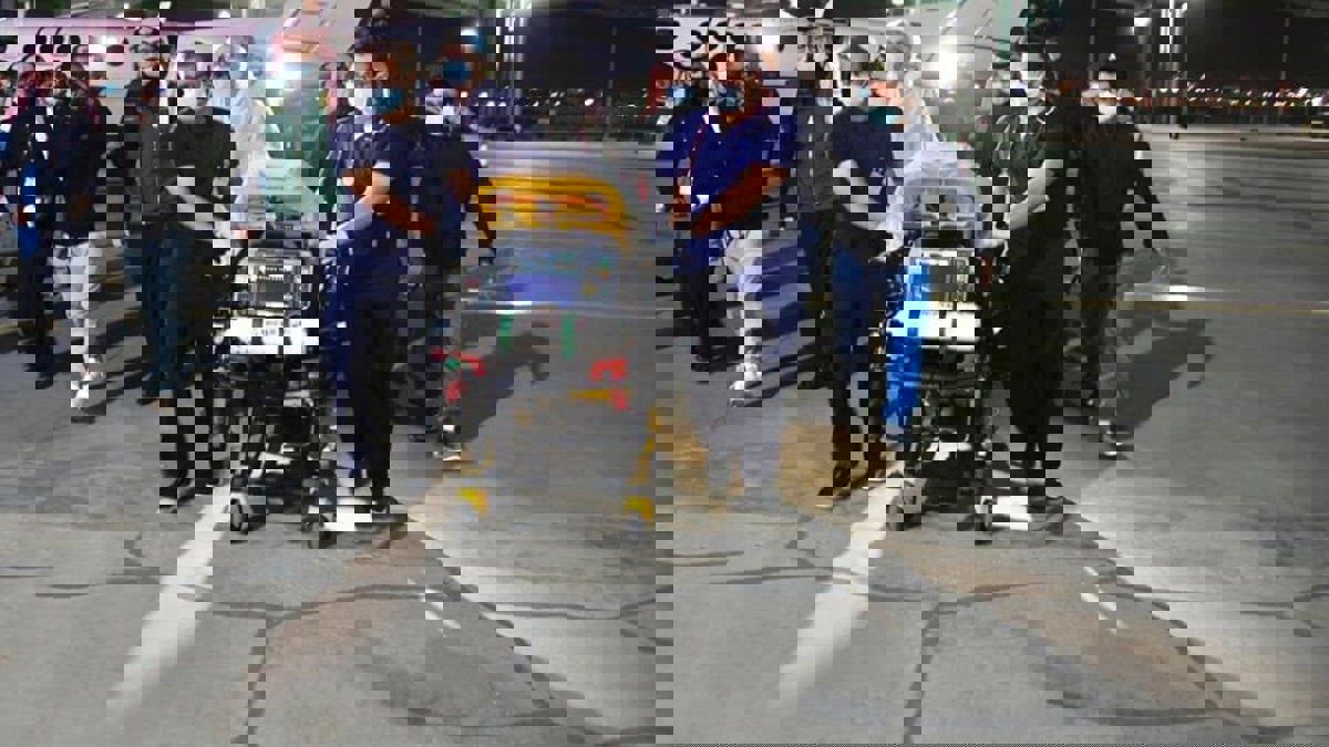 وصول توأم طفيلي يمني إلى الرياض لعلاجه في المستشفيات السعودية (صور)