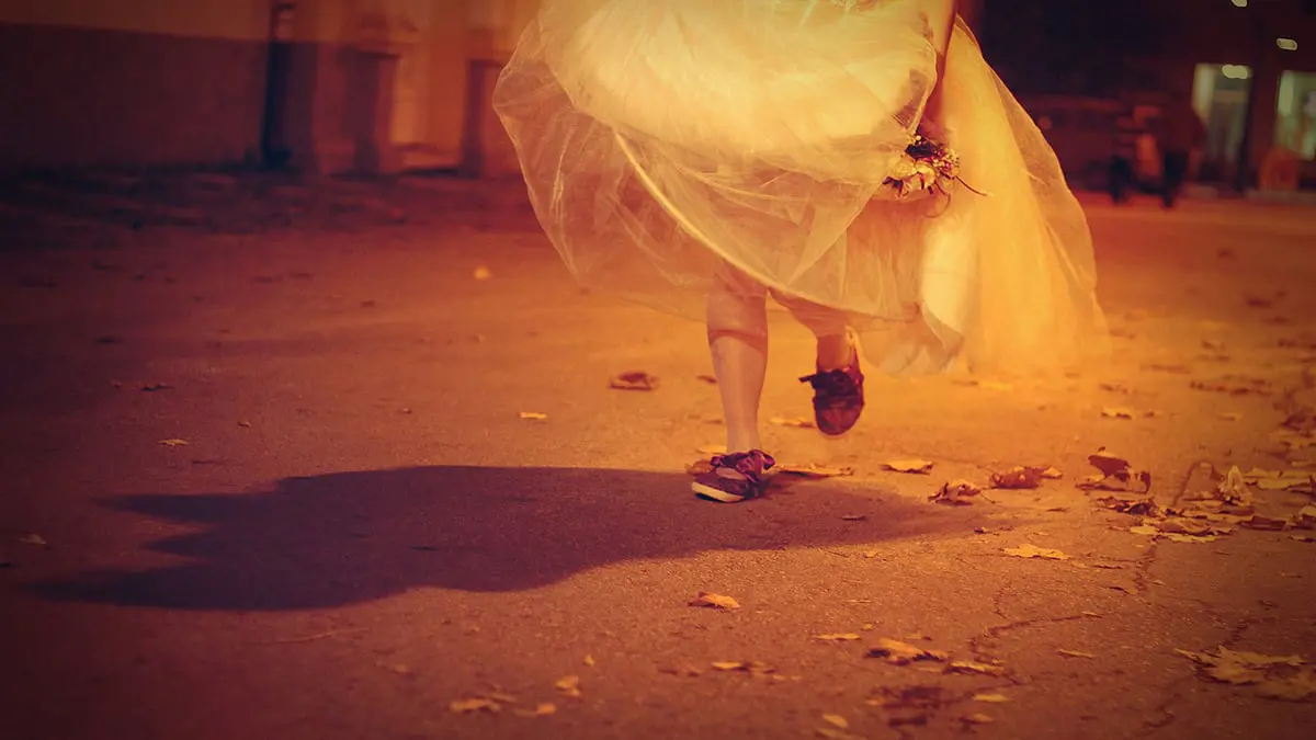 ما قصة العروس الهاربة في أحد شوارع عمّان؟