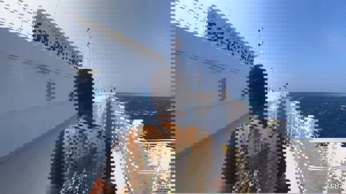 مقعد على ضفاف البحر الأحمر