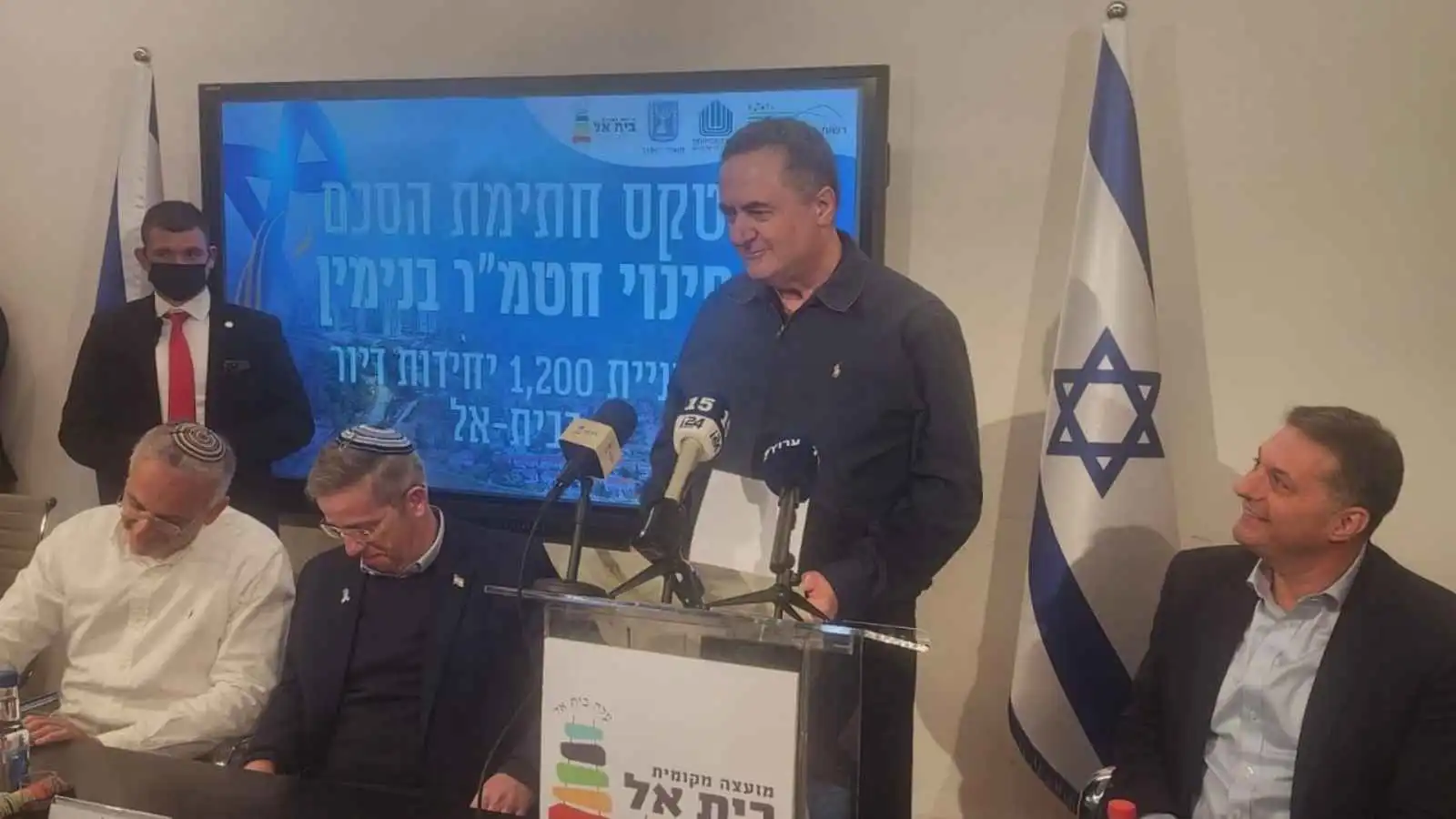 كاتس: لن نتحرك "مليمترا واحدا" من سوريا وسنستوطن شمال غزة