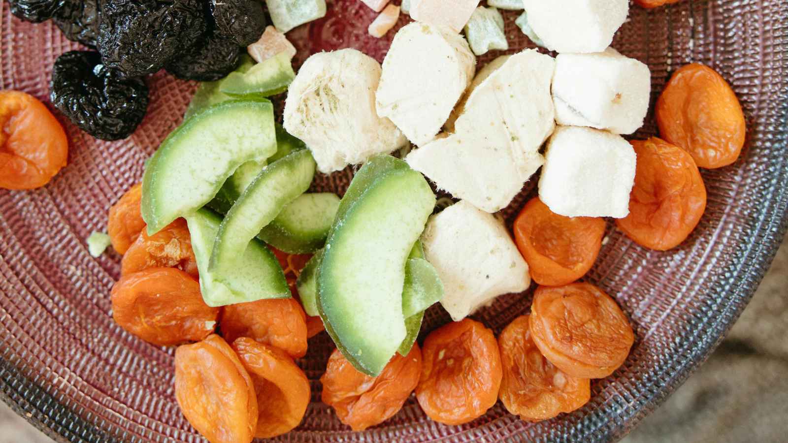 الفواكه المجففة والخضراوات المخللة تثير مخاوف صحية